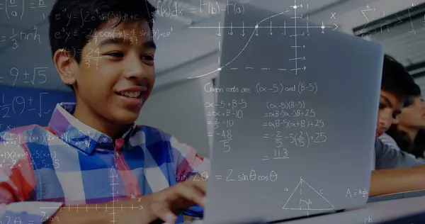 Obraz Równań Matematycznych Nad Uczniami Korzystającymi Laptopa Koncepcja Edukacji Globalnej — Zdjęcie stockowe
