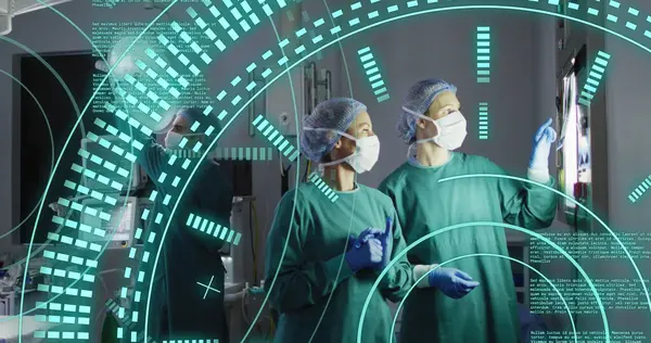Imagem Anéis Processamento Dados Sobre Duas Cirurgiãs Diversas Falando Sala — Fotografia de Stock