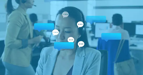 Kuva Sosiaalisen Median Reaktioita Yli Aasian Nainen Virassa Ottaa Puhelun — kuvapankkivalokuva