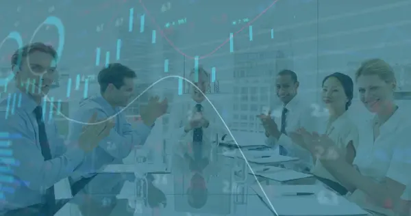 图片中的金融数据处理的一组商人坐在桌旁 全球金融和商业 数字生成图像的技术概念 — 图库照片