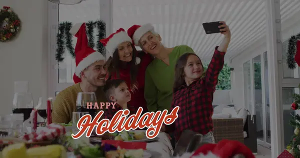Kafkasyalı Bir Ailenin Noel Baba Şapkası Taktığı Mutlu Bayram Mesajları — Stok fotoğraf