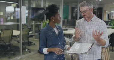 Çeşitli meslektaşların iş görüşmesi üzerine ikili kodlama animasyonu. İş, teknoloji ve dijital arayüz kavramı dijital olarak oluşturuldu.