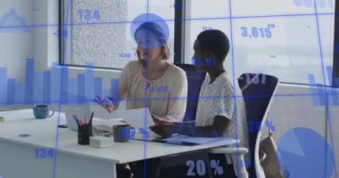 Çeşitli meslektaşların iş tartışmaları üzerine veri işleme ve diyagramların animasyonu. İş, teknoloji ve dijital arayüz kavramı dijital olarak oluşturuldu.