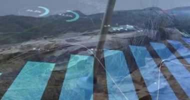 Dağlarda yürüyüş yapan beyaz bir adamın finansal verilerini işleme animasyonu. Küresel seyahat, finans, hesaplama ve dijital arayüz kavramı dijital olarak oluşturulmuş video.
