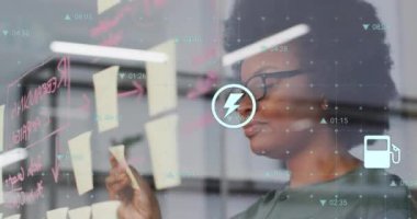 Çift ırklı iş kadını üzerine veri işleme animasyonu cam duvara notlar alıyor. Teknoloji, iş ve dijital arayüz kavramı dijital olarak oluşturulmuş video.