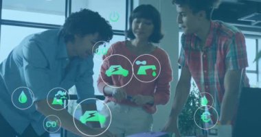 Farklı meslekdaşların ofiste konuşmaları üzerine ekoloji ikonlarının canlandırılması. İş, teknoloji ve dijital arayüz kavramı dijital olarak oluşturuldu.