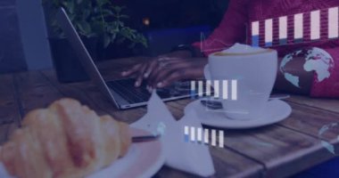 Kafede dizüstü bilgisayar kullanan iki ırklı adamın veri işleme ve diyagramlarının animasyonu. Teknoloji, iş ve dijital arayüz kavramı dijital olarak oluşturulmuş video.