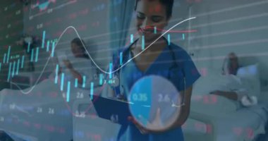 Dosyada yazan melez kadın hemşire için veri işleme ve diyagramlarının animasyonu. Teknoloji, tıp ve dijital arayüz kavramı dijital olarak oluşturulmuş video.