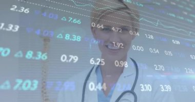 Beyaz kadın doktorun gülümsemesiyle ilgili veri işleme ve diyagramların animasyonu. Teknoloji, tıp ve dijital arayüz kavramı dijital olarak oluşturulmuş video.