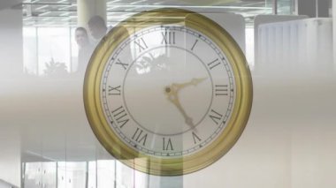 Muhtelif meslektaşların ofiste konuşmaları üzerine hareket eden saatin animasyonu. İş ve dijital arayüz kavramı dijital olarak oluşturulmuş video.