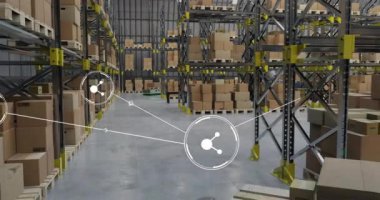 Depoda çalışan makinelerin üzerindeki simgelerle bağlantı ağının animasyonu. İş ve dijital arayüz kavramı dijital olarak oluşturulmuş video.