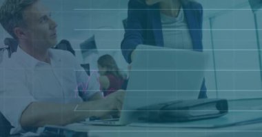 Kafkasyalı iş adamlarının iş görüşmesi üzerine veri işleme ve diyagramların animasyonu. Teknoloji, iş ve dijital arayüz kavramı dijital olarak oluşturulmuş video.