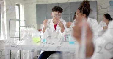 Laboratuvardaki çeşitli öğrenciler üzerinde bilimsel veri işleme animasyonu. Yapay zeka, eğitim, bağlantılar, hesaplama ve veri işleme kavramı dijital olarak oluşturuldu.