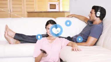 Kafkasyalı çiftin televizyon izlemesi üzerine ikonlarla olan bağlantıların animasyonu. Küresel bağlantılar, ilişkiler, yaşam tarzı ve dijital arayüz kavramı dijital olarak oluşturulmuş video.