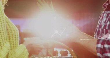 Dükkanda sebze toplayan beyaz adamın veri işleme ve diyagramlarının animasyonu. Teknoloji, alışveriş ve dijital arayüz kavramı dijital olarak oluşturulmuş video.