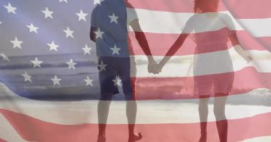 Mutlu çeşitliliğin üzerinde Amerikan bayrağının animasyonu el ele tutuşması ve güneşli sahilde denize koşması. Amerika, yaz, tatiller, romantizm, aşk, kutlama ve vatanseverlik, dijital olarak üretilen video.