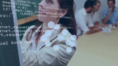 Veri işleme animasyonları ve çeşitli iş adamlarının ofiste iş görüşmesi üzerine simgeler. Teknoloji ve dijital arayüz kavramı dijital olarak oluşturuldu.