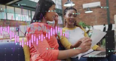 Ofiste iş tartışan çeşitli kadın meslektaşların diyagramlarının ve veri işlemelerinin animasyonu. Teknoloji, iş ve dijital arayüz kavramı dijital olarak oluşturulmuş video.