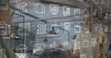 Afro-Amerikan iş kadınının ofisindeki iş ikonlarının ve veri işlemlerinin animasyonu. Küresel finans, iş, bağlantılar, hesaplama ve veri işleme kavramı dijital olarak oluşturulmuş video.