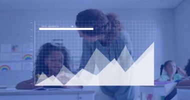 Sınıfta konuşan çeşitli bayan öğretmen ve kız öğrencilerin grafik işleme verilerinin animasyonu. Eğitim, öğrenme, bağlantı, dijital arayüz ve iletişim, dijital olarak oluşturulmuş video.