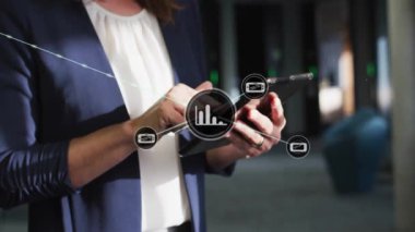 Tablet kullanan Kafkasyalı sıradan iş kadını üzerindeki simgelerle bağlantı ağının animasyonu. İş ve dijital arayüz kavramı dijital olarak oluşturulmuş video.