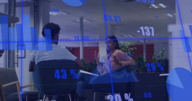 Muhtelif meslektaşların ofiste iş görüşmesi üzerine finansal veri işleme animasyonu. Küresel iş, finans, bilgisayar ve dijital arayüz kavramı dijital olarak oluşturulmuş video.