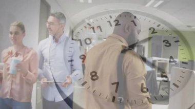 Muhtelif meslektaşların ofiste yürümesi üzerine hareket eden saatin animasyonu. İş ve dijital arayüz kavramı dijital olarak oluşturulmuş video.