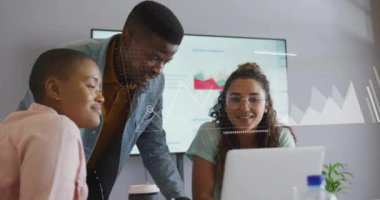 Ofisteki çeşitli iş adamları üzerinde finansal veri işleme animasyonu. Küresel finans, iş, bağlantılar, hesaplama ve veri işleme kavramı dijital olarak oluşturulmuş video.