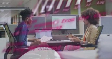 Veri işleme ve diyagramlarının animasyonu ofiste iş tartışan çeşitli bayan meslektaşlar üzerinde. İş, teknoloji ve dijital arayüz kavramı dijital olarak oluşturuldu.