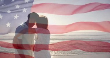 Sunny Beach 'te kucaklaşan çeşitli çiftler üzerine Amerikan bayrağı animasyonu. Amerika, yaz, tatiller, romantizm, aşk, kutlama ve vatanseverlik, dijital olarak üretilen video.