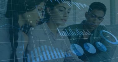 Çeşitli iş adamlarının iş görüşmeleri üzerine veri işleme ve diyagramların animasyonu. Teknoloji, iş ve dijital arayüz kavramı dijital olarak oluşturulmuş video.