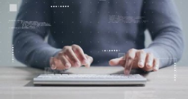 Masadaki bilgisayar klavyesiyle melez bir adamın orta bölümündeki veri işleme animasyonu. Çalışma, bağlantı, iş, dijital arayüz ve iletişim, dijital olarak oluşturulmuş video.