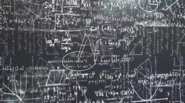 Matematiksel formüllerin animasyonu ve karanlık arka planda veri işleme. Küresel finans, iş, bağlantılar, hesaplama ve veri işleme kavramı dijital olarak oluşturulmuş video.