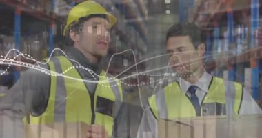 Depoda konuşan beyaz erkek işçilerin diyagramlarının animasyonu. İş ve dijital arayüz kavramı dijital olarak oluşturulmuş video.