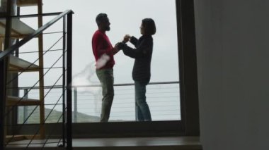 Balkonda dans eden çeşitli çiftlerin ev şeklinin canlandırması. İlişkiler, aşk, birliktelik ve yaşam tarzı konsepti dijital olarak oluşturulmuş video.