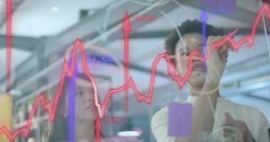 Ofisteki çeşitli iş kadınları üzerinde finansal veri işleme animasyonu. Küresel finans, iş, bağlantılar, hesaplama ve veri işleme kavramı dijital olarak oluşturulmuş video.