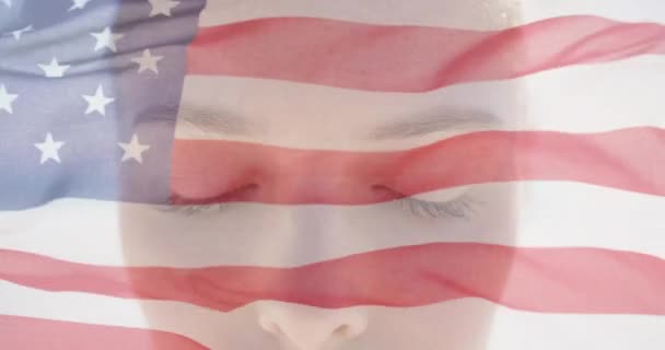 Animazione Della Bandiera Americana Sul Ritratto Vicino Della Donna Caucasica — Video Stock
