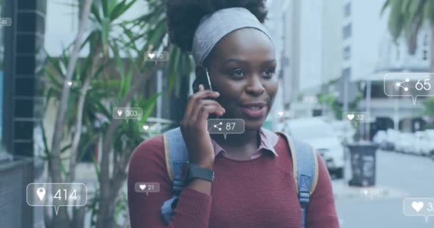 Animation Von Medien Ikonen Über Eine Afrikanisch Amerikanische Frau Die — Stockvideo