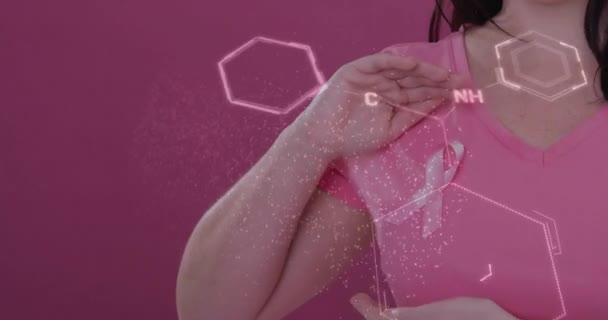 Dnaストランドと要素図のアニメーションは ピンクの癌リボンを着用した白人女性を対象としています 乳がん コミュニケーション デジタル生成されたビデオ — ストック動画