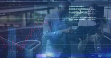 Ofisteki çeşitli iş arkadaşlarıyla ilgili finansal verilerin ve grafiklerin resmi. İş, finans, ekonomi ve işbirliği konsepti dijital olarak oluşturulmuş imaj.