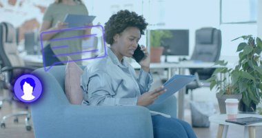 Afrika kökenli Amerikalı sıradan bir iş kadınıyla telefonda sohbet ve konuşma balonu. Günlük iş, at, web chat, dijital arayüz, ağ ve iletişim dijital olarak oluşturulmuş görüntü.