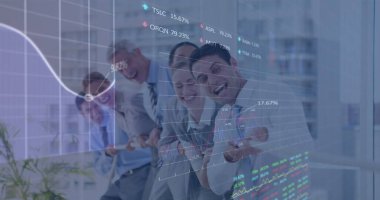 Çeşitli iş adamlarının sınırlarını zorlayan veri işleme görüntüsü. küresel iş, finans, bağlantılar ve dijital arayüz konsepti dijital olarak oluşturulmuş görüntü.