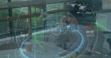 Karanlık arkaplan üzerinde bağlantı ve veri işleme ağının resmi. Küresel spor uygunluğu ve veri işleme kavramı dijital olarak oluşturulmuş görüntü.