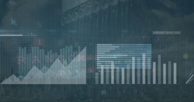 Bilgisayar sunucusu üzerinden veri işleme grafiklerinin resmi. Küresel iletişim, iş, veri ve dijital arayüz kavramı dijital olarak oluşturulmuş görüntü.