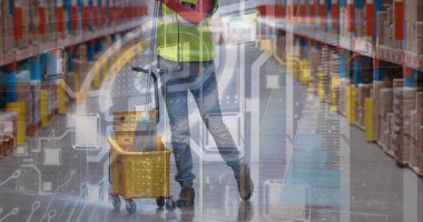 Deponun zeminini temizleyen bir işçinin orta bölümündeki veri işleme ile dijital arayüz. Lojistik işi ve teknoloji konsepti