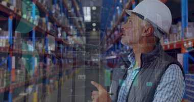 Kafkas erkek yöneticisinin depodaki stokları kontrol ederken istatistiksel veri işleme görüntüsü. Lojistik ve iş teknolojisi kavramı