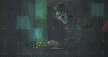 Bilgisayar sunucusu tarafından dizüstü bilgisayar kullanan Asyalı erkek hacker görüntüsü. Çevrimiçi güvenlik, veri işleme, bulut hesaplama konsepti ve teknoloji konsepti dijital olarak oluşturulmuş görüntü.