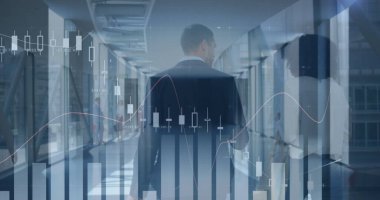 Çeşitli iş adamlarının yürümesi üzerine veri işleme görüntüsü. küresel iş, finans, bağlantılar ve dijital arayüz konsepti dijital olarak oluşturulmuş görüntü.