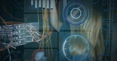 Ofisteki çeşitli iş adamlarının veri işleme görüntüsü. Küresel iş dünyası dijital arayüz teknolojisi ve dijital olarak oluşturulan ağ konsepti.