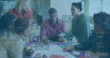 Çeşitli iş adamları üzerinde finansal veri işleme görüntüsü. Küresel iş, finans, hesaplama ve veri işleme kavramı dijital olarak oluşturulmuş görüntü